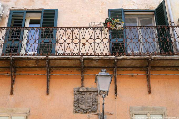 Sassari, Piazza Tola, a coat of arms under a balcony - Sardinia