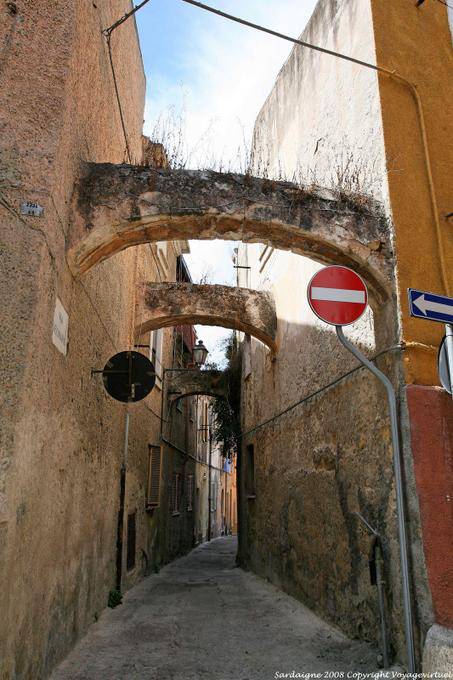 Sassari, via Margherita di Castelvi, support arches in the forbidden lane - Sardinia