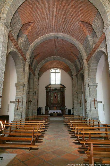 The nave and the brick arch, San Pietro cathedral, Tempio Pausania - Sardinia