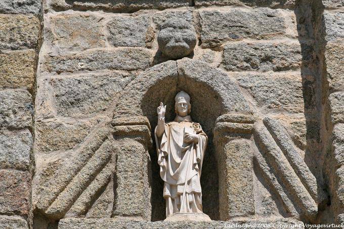 Statue in a niche of the San Pietro cathedral, Tempio Pausania - Sardinia