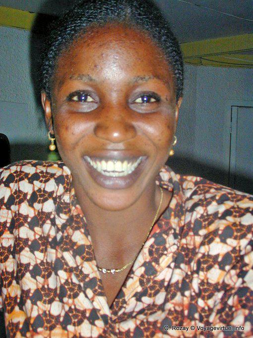 Smile laugh the waitress (hotel Foundiougne) - Senegal