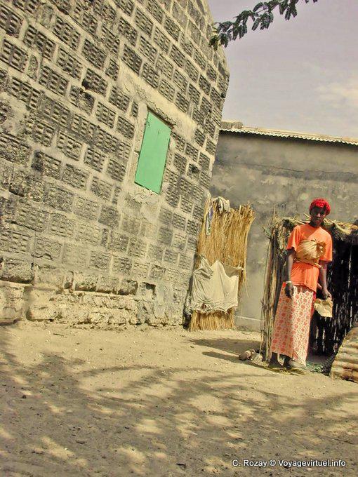 Wall, corner and woman - Senegal