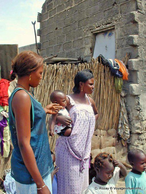 Inhabitants of the village and their children (Sine-Saloum) - Senegal