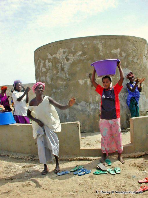 Water singing, dancing woman - Senegal