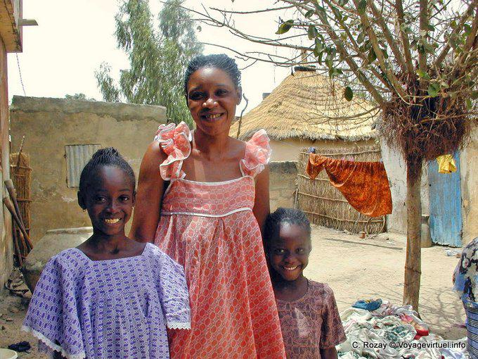 Smiling children in the courtyard of the box - Senegal