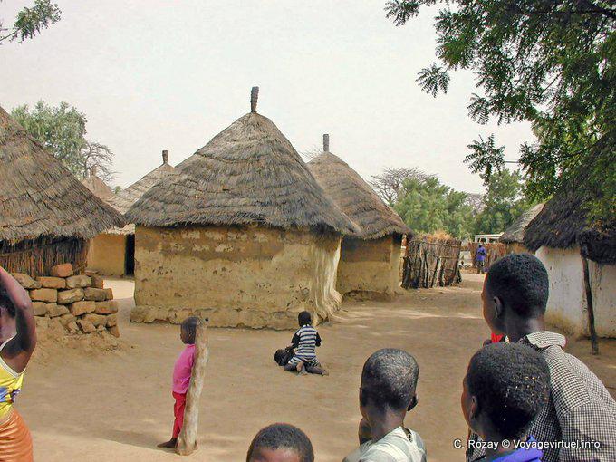 Children fight to the boxes - Senegal