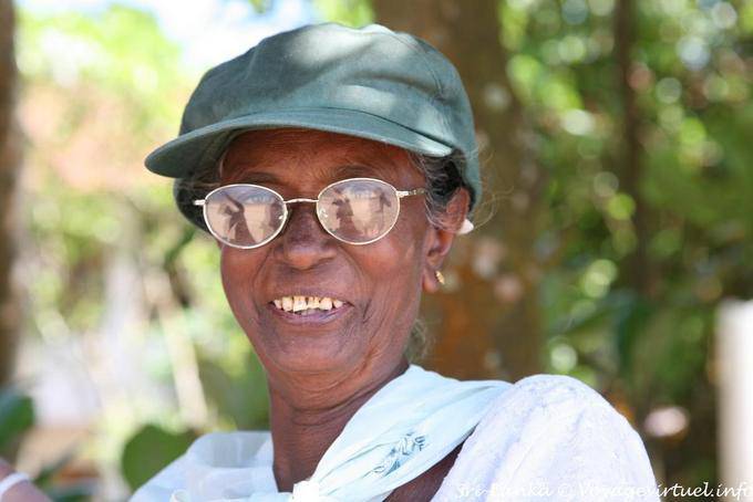 Shopping for glasses, Beruwela - Sri Lanka Ceylon