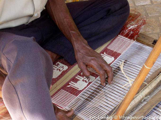 Hand weaver, Beruwela - Sri Lanka Ceylon