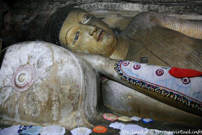 Sleep awakened Buddha entering parinirvana, Raja Maha Dambulla - Sri Lanka Ceylon