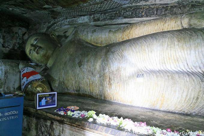 Do not touch reclinig buddha, Cave of Divine King, Raja Maha Dambulla - Sri Lanka Ceylon