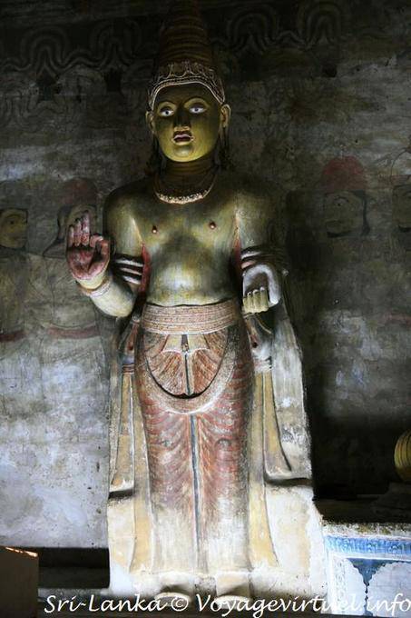 Wooden statue of King Valagamba, Golden Rock Temple, Dambulla - Sri Lanka Ceylon
