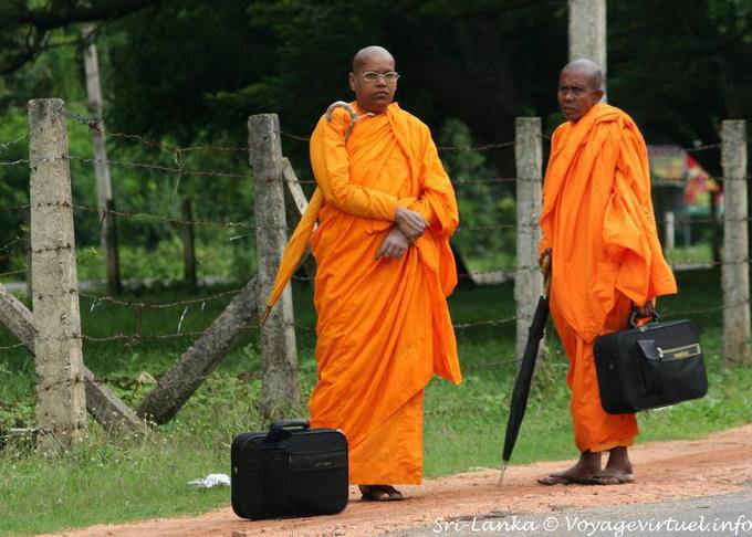 Moines en robe couleur safran, à valise et parapluie, Dambulla, Sri Lanka Ceylon