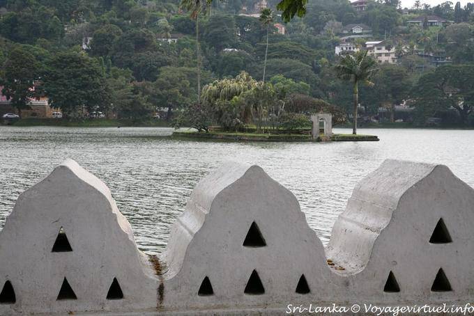 The islet of Lake Kandy - Sri Lanka Ceylon