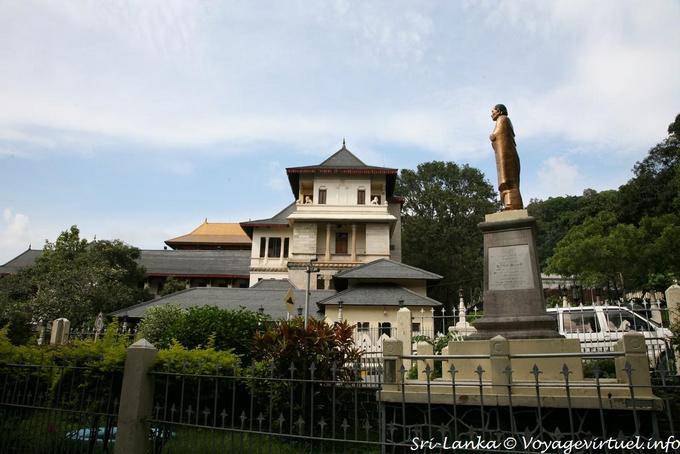 Statue in front of the New Palace, Kandy - Sri Lanka Ceylon