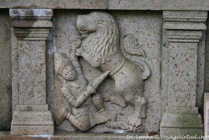 Fight against the lion bas-relief facade, Dalada, Kandy - Sri Lanka Ceylon
