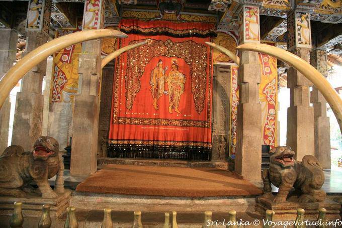 Elephant tusks, and lions, door Pallemale, Temple of the Tooth, Kandy - Sri Lanka Ceylon