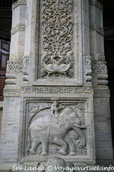 Patterns carved on a pillar of the Temple of the Sacred Tooth Relic, Kandy - Sri Lanka Ceylon