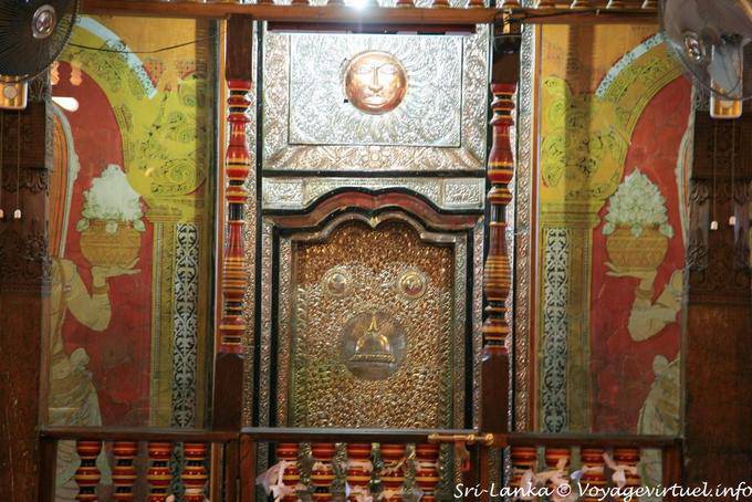 Door of the relic of the tooth or Vadahitina Maligawa, Kandy - Sri Lanka Ceylon