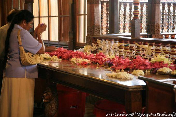 Prayer before the offerings, Sri Dalada Maligawa, Kandy - Sri Lanka Ceylon