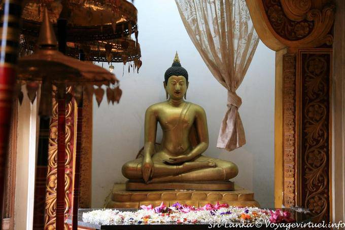 Small altar in the sanctuary, Dalada Maligawa, Kandy - Sri Lanka Ceylon