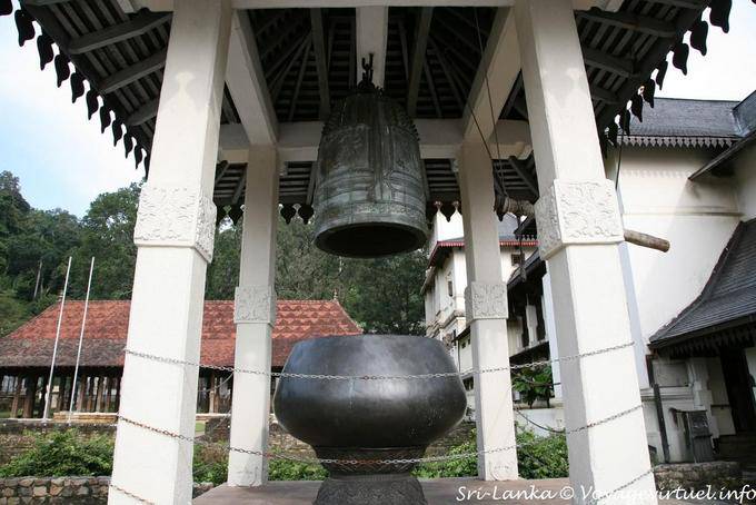 Bell bronze, next to the Hall of Audiences, Dalada Maligawa, Kandy - Sri Lanka Ceylon