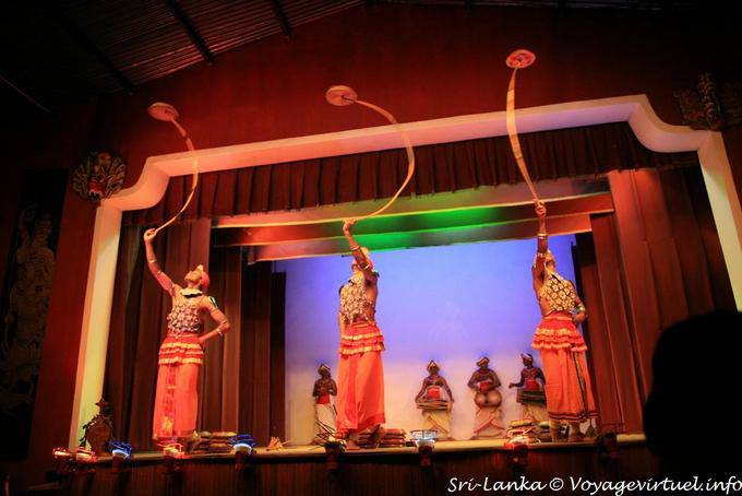 Juggler with plates at the end of flexible rods, Kandy - Sri Lanka Ceylon