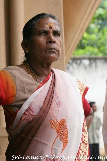 Kum-kum Pottu in red on the front, Hindu temple Matale - Sri Lanka Ceylon