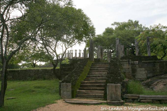 Access to the second platform leading to the sanctuary of Medirigiriya - Sri Lanka Ceylon