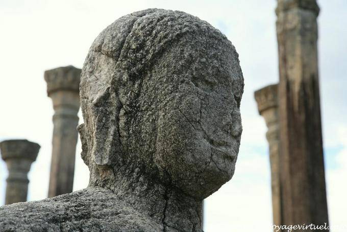 Buddha head sitting enthroned in the middle of the Vatadage Medirigiriya - Sri Lanka Ceylon
