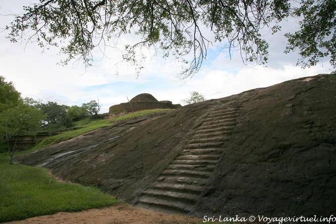 Access to the stupa in front of the vatadagaya, Medirigiriya - Sri Lanka Ceylon
