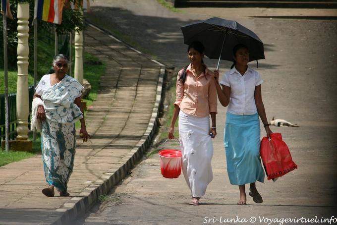 Passantes a street in Nalanda - Sri Lanka Ceylon