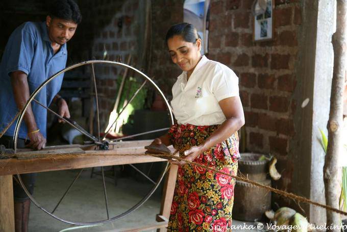 Manufacturing rope with fibers of coconut, Nalanda - Sri Lanka Ceylon