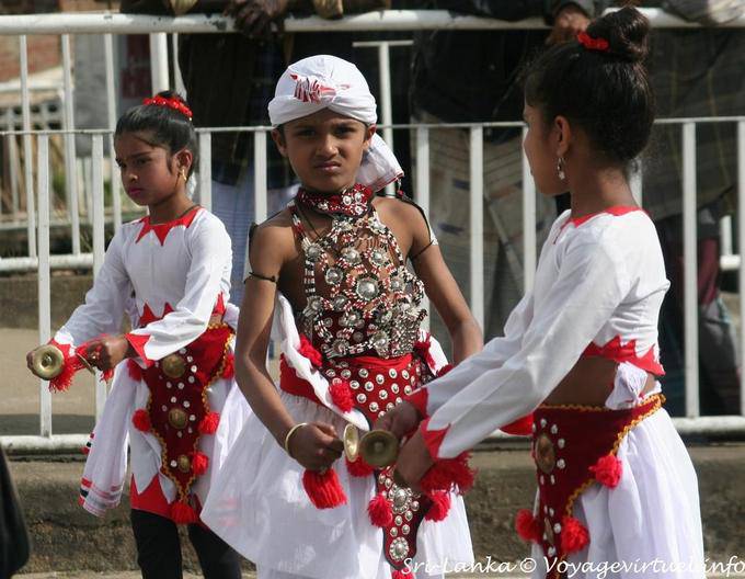 Children playing in the bell pantêruva, Nuwara Eliya - Sri Lanka Ceylon