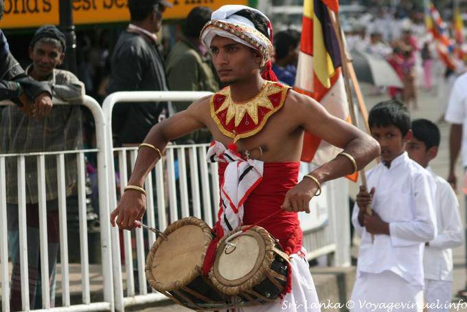 Musician with a Thammátama, double drum, Nuwara Eliya - Sri Lanka Ceylon