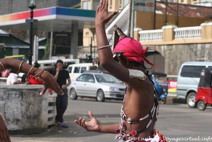 Dancer in the street, Nuwara Eliya - Sri Lanka Ceylon