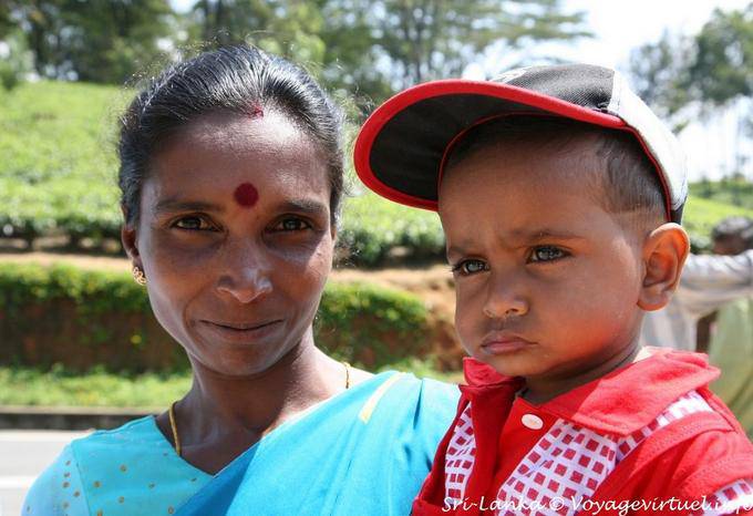 Face of woman with her child, Tea Road, Nuwara Eliya - Sri Lanka Ceylon