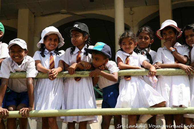 Children of Sri Lanka to the show, Pinnawela - Sri Lanka Ceylon