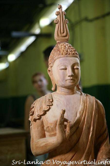 Buddha's wood (wooden Buddha) - Polonnaruwa - Sri Lanka Ceylon