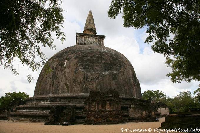 The reliquary of the Kiri Vihara, Alahana Parivena, Polonnaruwa - Sri Lanka Ceylon