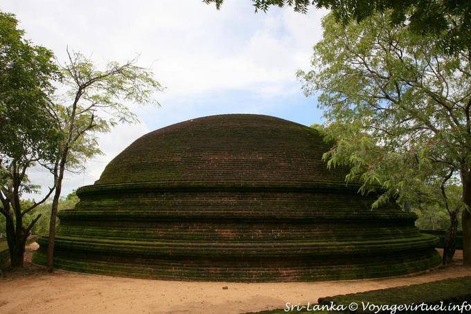 Cremation stupa Pabalu Vihara, Alahana Parivena, Polonnaruwa - Sri Lanka Ceylon