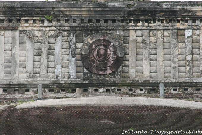 Decoration between the dome and the tip of the dagoba Rankoth Vehera, Polonnaruwa - Sri Lanka Ceylon