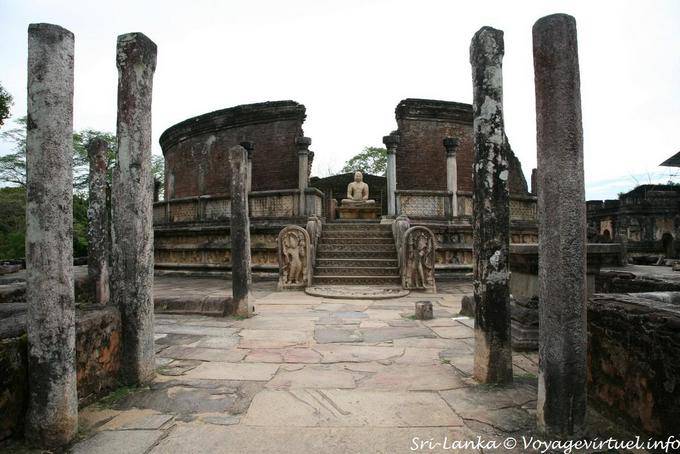 Temple Vatadage from its second round terrace of 18m in diameter, Polonnaruwa - Sri Lanka Ceylon