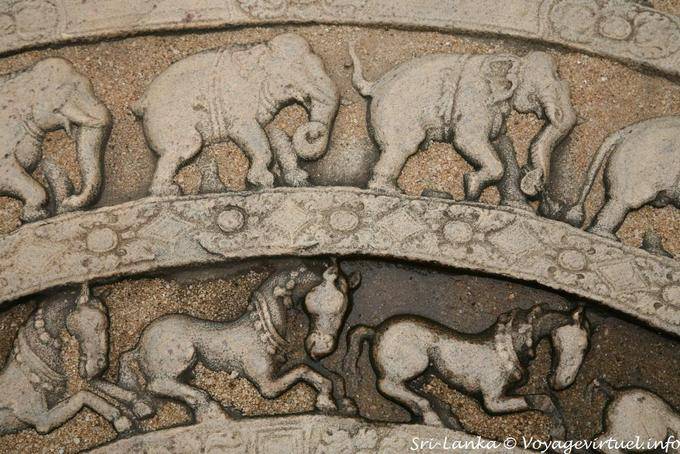Details stone moon or sandakada pahana, Vatadage, Polonnaruwa - Sri Lanka Ceylon