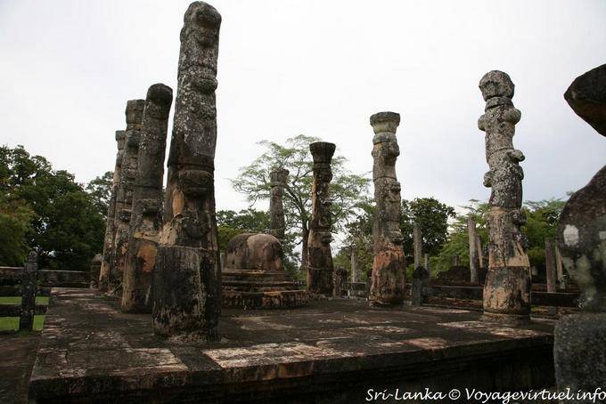 Waste columns and small stupa in Dalada Maluva, Polonnaruwa - Sri Lanka Ceylon