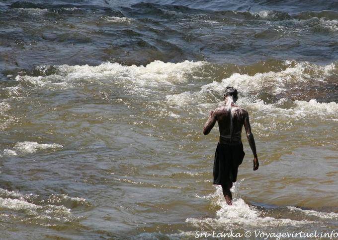 Rinse Bathing in the Kelani River to Kitulgala - Sri Lanka Ceylon