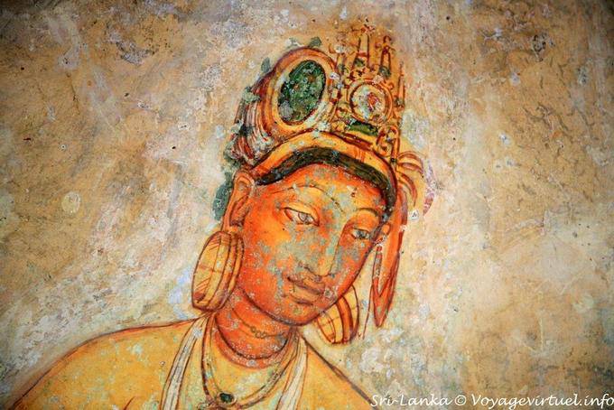 Close-up on the head adorned with a tiara tiara fresco Sigiriya - Sri Lanka Ceylon