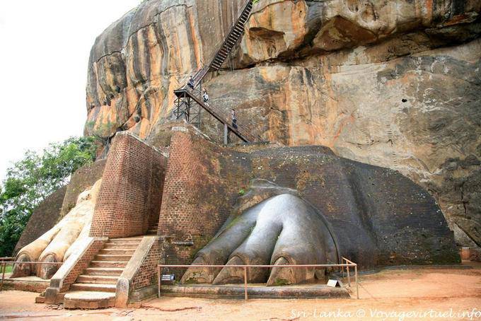 Lion paws framing the stone stairway, Sigiriya - Sri Lanka Ceylon