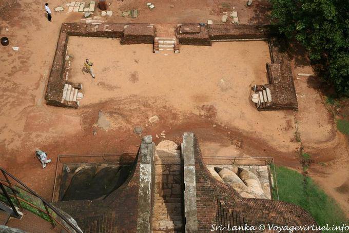 Diving on the terrace 150 meters below, Sigiriya - Sri Lanka Ceylon