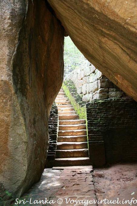 Boulder arch (stone arch), Sigiriya - Sri Lanka Ceylon