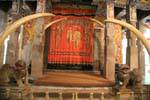Elephant tusks, and lions, door Pallemale, Temple of the Tooth, Kandy, Sri Lanka Ceylon.